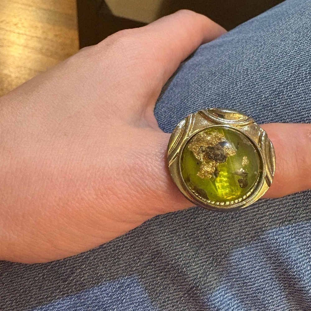 Gold tone  and Green vinatge Ring‎